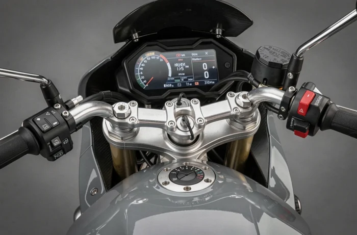 Détail du tableau de bord numérique et du cockpit de la Yamaha R9, commandes et instrumentation TFT